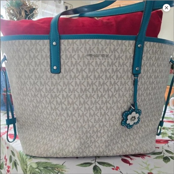Michael Kors Large "Carter" Vanilla/Teal Market Tote NWOT - Picture 2 of 7